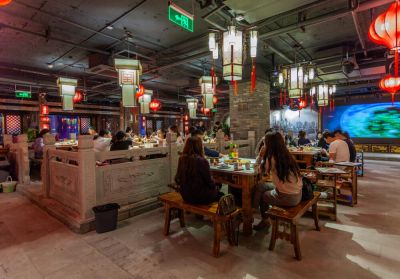 打卡網(wǎng)紅城市重慶，少不了吃一頓朝天門火鍋！