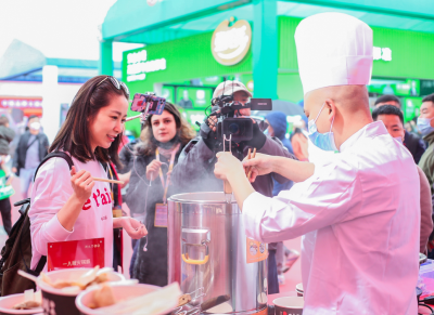 朝天門火鍋培訓中心，為加盟店培訓專業(yè)化人才！