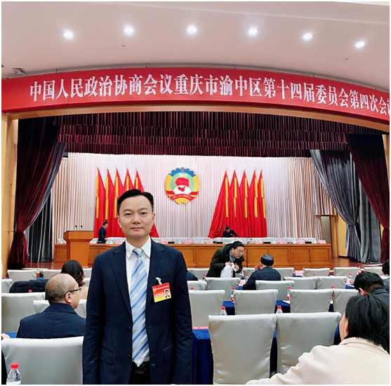 王普:重慶渝中區(qū)政協(xié)常委、民建重慶市委企專委委員、重慶人文科技學(xué)院客座教授、重慶朝天門餐飲控股集團(tuán)董事長、重慶博茂餐飲集團(tuán)董事長