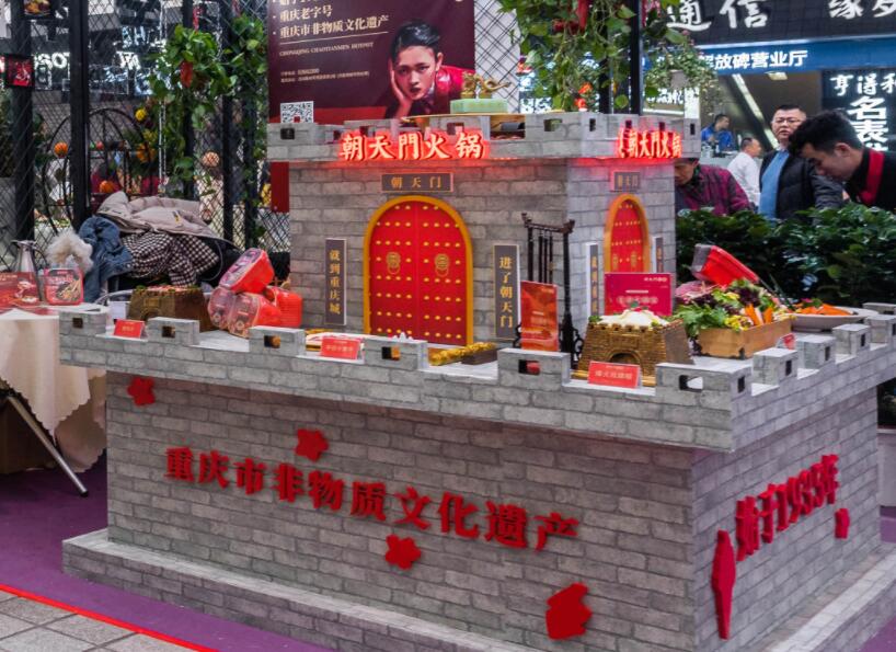 內(nèi)江開火鍋加盟店合適嗎？當?shù)厥袌鋈绾危? /> 
</p>
<p>
	1.火鍋店眾多，可行性較高
</p>
<p>
	內(nèi)江雖然有“甜城”之稱，但是當?shù)厝巳匀浑x不了麻辣的魂，對火鍋的喜愛是溢于言表的。我們可以看到內(nèi)江的火鍋店數(shù)量并不少，這就說明一個問題，在內(nèi)江開火鍋店的可行性是非常高的。我們可以對比各個火鍋店的品牌特色，通過優(yōu)劣分析，找到更加適合市場的發(fā)展道路。
</p>
<p>
	2.人文景觀多，消費需求旺
</p>
<p>
	我們都知道，內(nèi)江是一座文化古城，培育了多位杰出的歷史名人，孔子之師萇弘和國畫大師張大千都是其中之一。當?shù)氐娜宋摹⒆匀痪坝^非常多，深厚的文化氛圍吸引了眾多的旅客，由此，助長了當?shù)氐南M需求，不管什么地方來的游客，只要到了內(nèi)江，肯定都是要吃一吃火鍋的。外來消費需求不斷上漲，再加上內(nèi)部本地人對美食的不盡喜愛和執(zhí)著追求，都為在內(nèi)江開火鍋加盟店提供了良好的發(fā)展契機。
</p>
<p>
	3.品牌雜亂，選擇需謹慎
</p>
<p>
	雖然從以上兩點我們都可以看出，內(nèi)江的火鍋加盟市場非常旺盛，但是并非所有人都能一舉成功，目前的火鍋行業(yè)是火爆與危機并存的，發(fā)展形勢好，但也面臨著市場混亂，品牌多而雜，市場約束不足等問題，因而，作為投資人我們就得保持應有的理性和判斷力，選擇品牌時要盡可能地選擇那些有一定市場知名度和威望的火鍋品牌。
</p>
<p>
	綜上所述，內(nèi)江是一個吃火鍋氛圍濃烈的城市，當?shù)夭粌H市場好，需求也旺，但是你也應該明了的一點是，有開店想法的并不止你一人，大家都在爭分奪秒地搶奪資源，因此，為了避免好品牌、好門面被他人搶占，建議盡早行動。以上就是我們的相關回答了，如有其它疑問，可給我們留言。
</p>                        </div>
                    </div>
                </div>
                <div   id=