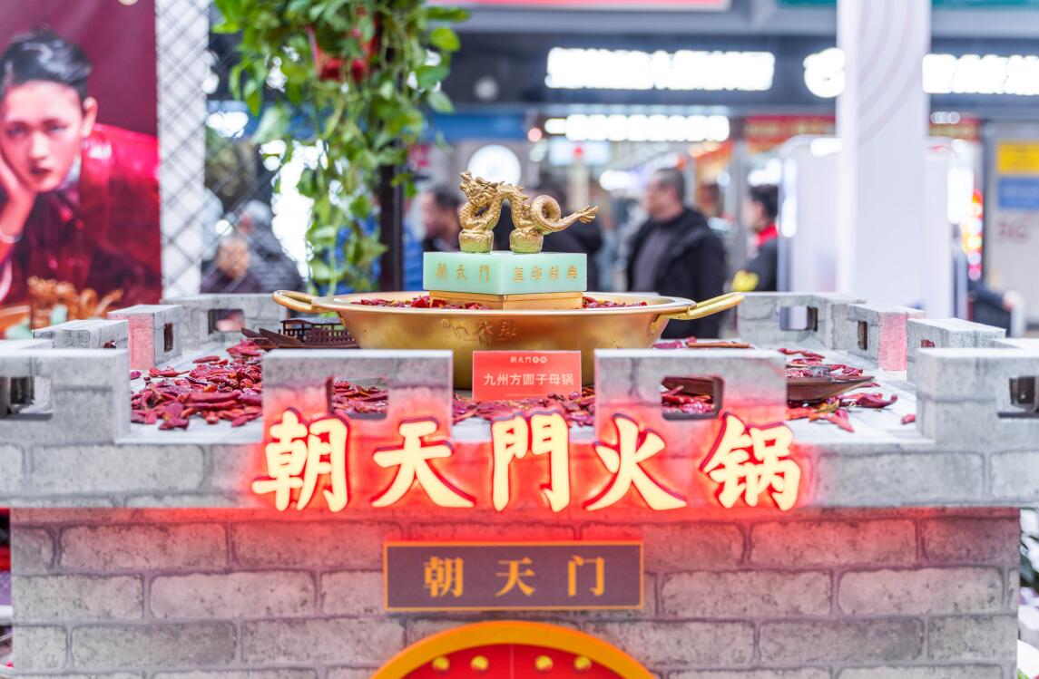 開火鍋加盟店，要學(xué)會用服務(wù)感動顧客！