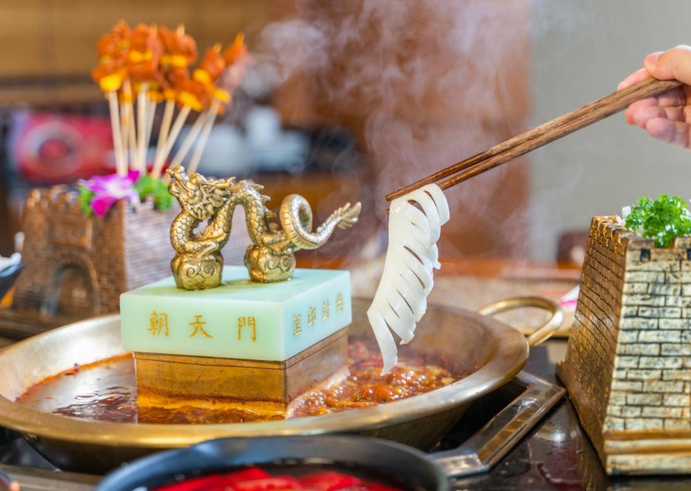 朝天門火鍋人氣如何？排隊(duì)場面堪比“春運(yùn)”！