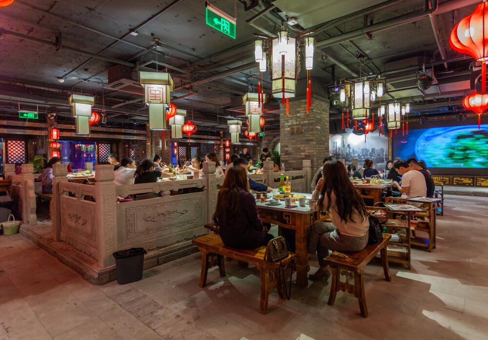 打卡網(wǎng)紅城市重慶，少不了吃一頓朝天門火鍋！