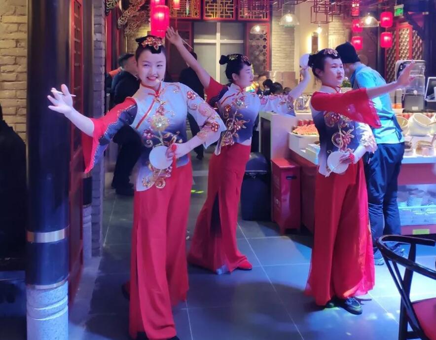 朝天門火鍋的裝修是統(tǒng)一的風(fēng)格和模板嗎？