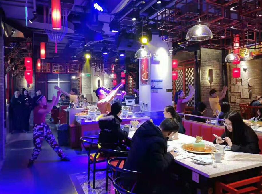 吃火鍋千萬(wàn)別把毛肚倒進(jìn)鍋內(nèi)煮，燙著吃才更脆！