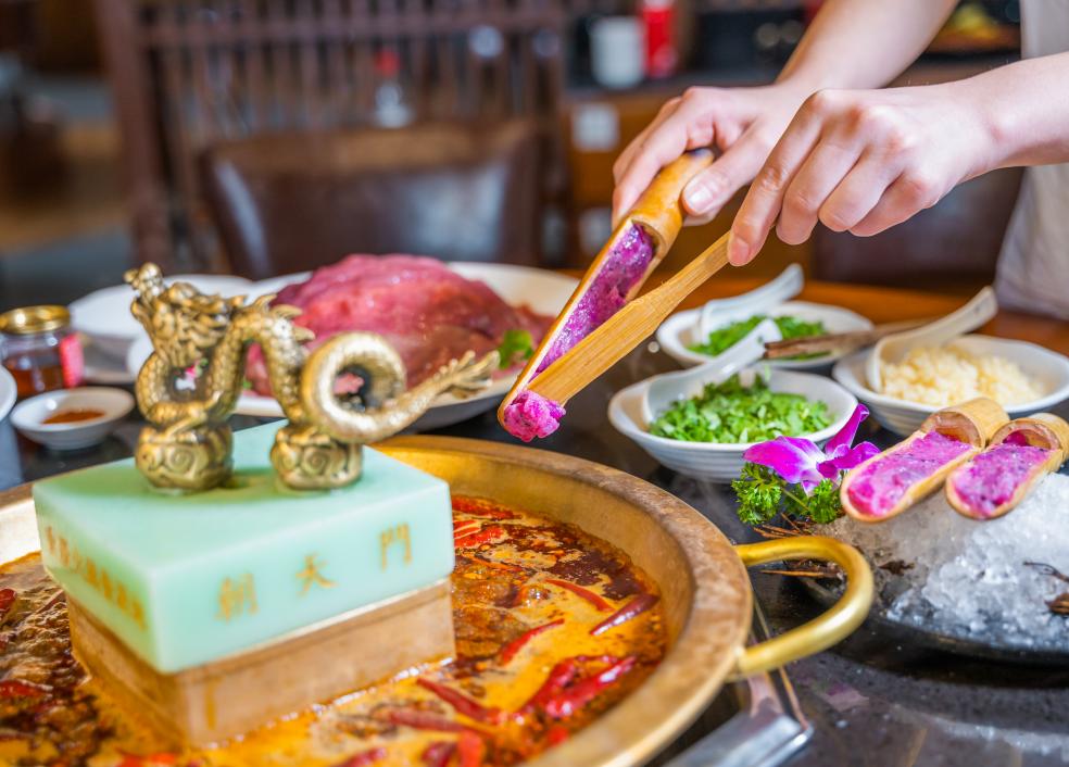 重慶哪家火鍋好吃？來嘗嘗百味一鍋的朝天門！