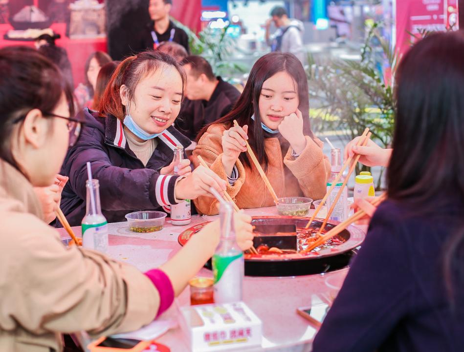 河池開火鍋加盟店，如何服務(wù)好顧客的胃？