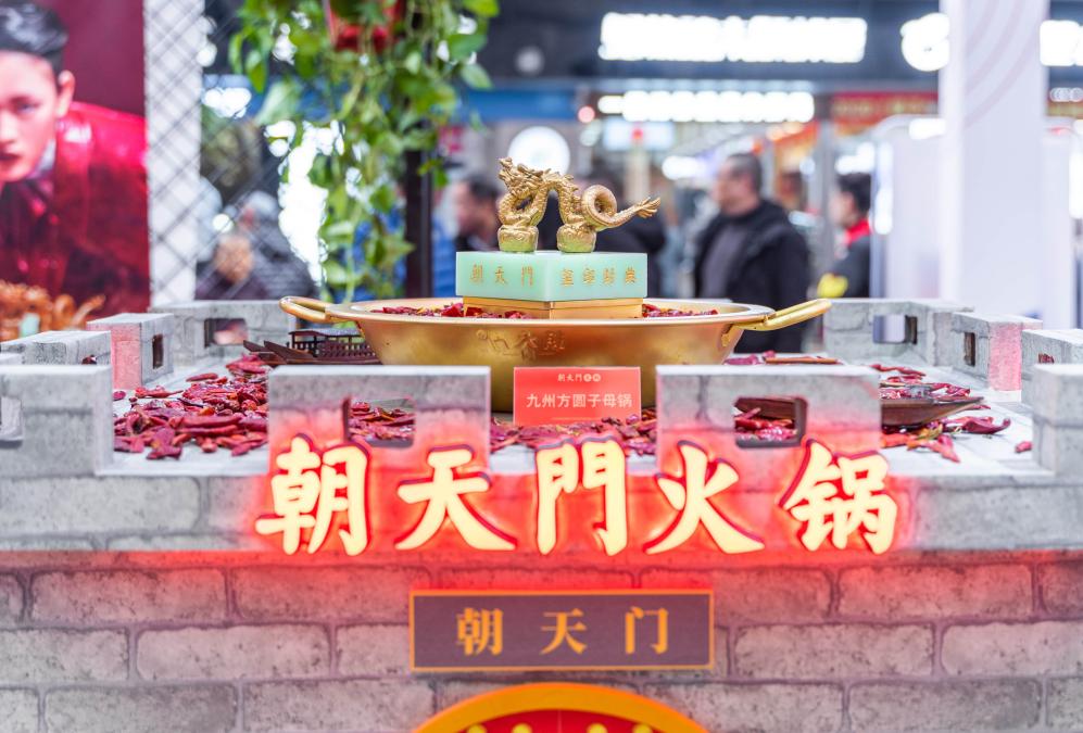 東興開火鍋加盟店，三招讓你生意興?。? /> 
</p>
<p>
	1.做好服務(wù)者
</p>
<p>
	想要開好火鍋加盟店，就必須得充分發(fā)揮員工的重要性和作用。員工是直接服務(wù)者，亦是品牌形象的塑造和文化的傳播者，他們服務(wù)的細致度、體貼度和包含的人情味和溫度，都彰顯著一個品牌的價值，是門店核心的競爭力量之一。
</p>
<p>
	因此，對于如何開好店這一問題，我們十分強調(diào)員工服務(wù)的重要性，要讓服務(wù)的理念深入人心，另外還得提供標準化的服務(wù)，保障服務(wù)節(jié)奏和效率，與此同時，也要讓員工的服務(wù)更加人性化和個性化，要能從關(guān)切員工需求的角度預(yù)判顧客的需求內(nèi)容，從而提供附加服務(wù)（比如幫顧客去除衣物油污、為顧客調(diào)蘸料等等）。
</p>
<p>
	2.做好推銷員
</p>
<p>
	<a href=