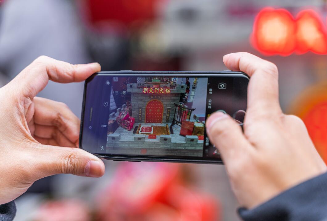 怎樣用短視頻打造網(wǎng)紅火鍋店？我?guī)湍阆肓怂恼校? /> 
</p>
<p>
	1、請吃播和美食達人來試吃
</p>
<p>
	明星擁有很高的流量，但一般的火鍋店是請不起明星的，那就可以找專門的網(wǎng)紅、吃播來試吃。讓他們分析味道、菜品、介紹特色，粉絲越高的吃播、網(wǎng)紅，其成本就越高，但帶來的效益卻十分不錯，尤其在一二線城市。
</p>
<p>
	此外，從短視頻的播放量來分析，以優(yōu)惠、價格為主題的短視頻往往能博得高流量，如“花XXX元吃到九盤菜”、“XXX元吃到十二盤肉食材”，就算不提火鍋店的名字，其播放量就可達百萬，主打高性價比的，市井火鍋在這方面相當吃香。
</p>
<p>
	2、餐廳內(nèi)拍段子
</p>
<p>
	有趣的劇情人們都愛看，很多火鍋店專門成立了短視頻小組，招編劇、攝影師、演員（部分火鍋店是員工自己當演員），讓他們在門店表演，增加門店的曝光量，其內(nèi)容包含反轉、搞笑、情感、鄉(xiāng)村。不知名的火鍋店如果內(nèi)容做得好，一個視頻也有機會獲得幾十萬的播放量。因此企業(yè)在招人時，編劇十分重要，要找對平臺內(nèi)容推送有了解、研究的人來做。
</p>
<p>
	3、廚師長分享實用技巧
</p>
<p>
	在2021年，諸多的美食博主憑借一手好廚藝紅遍大江南北，其實火鍋店中也可以把廚師長打造成熱門IP，讓他分享火鍋的冷知識，辟謠火鍋傳聞，不愿意露臉的廚師長也可親自上手教大家做菜、做火鍋底料，甚至是秀刀工。
</p>
<p>
	4、餐廳有美女或招兼職模特
</p>
<p>
	美女是短視頻博流量簡單、有效的手段，火鍋店可以專門招一個形象氣質(zhì)出色的女生來參與拍攝，如果不愿意長期花錢的火鍋店也可找兼職模特、演員來表演。內(nèi)容可以是火鍋店員追女生、火鍋店員搭訕、女生跳舞等等。
</p>
<p>
	肯花錢的公司來做短視頻是能夠做起來的，如果覺得成本太高，也可以將短視頻的任務專門外包給專業(yè)的短視頻公司，這就需要老板與他們好好談價錢了。以上就是朝天門火鍋的相關分享，希望對你有所幫助，如果有其他疑問，可以給我們留言，一起探討、學習！
</p>                        </div>
                    </div>
                </div>
                <div   id=