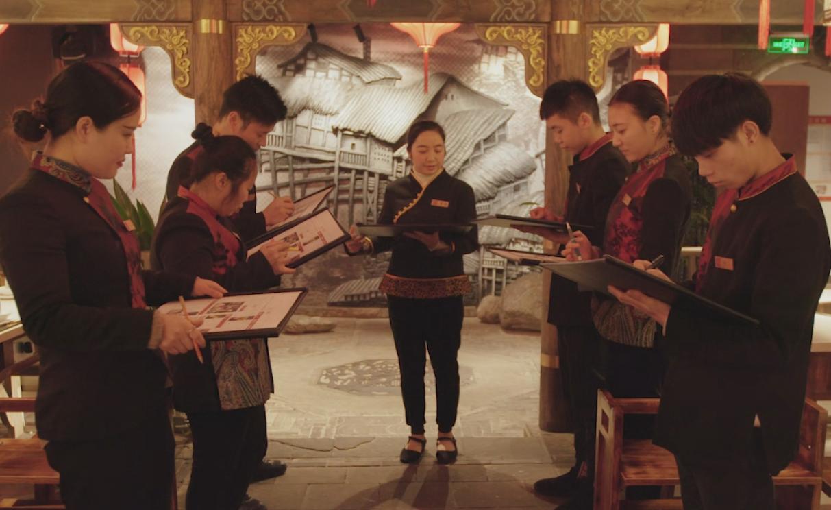 又一服務(wù)員被逼下跪！餐飲人的尊嚴(yán)誰來維護(hù)？