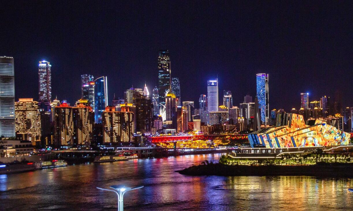 重慶土著推薦，逛八一美食街，吃重慶老火鍋！