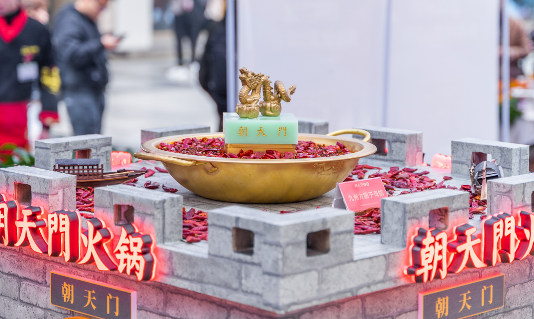 朝天門火鍋店，沒有雞骨泥，只有新鮮金湯花膠雞鍋！