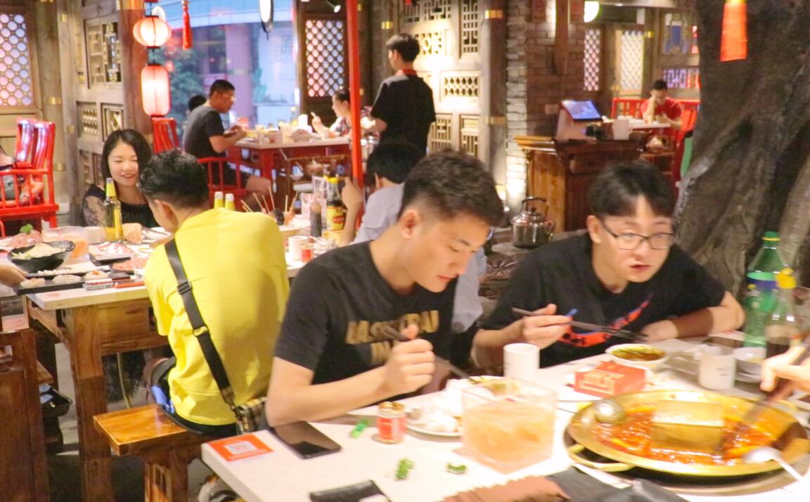 火鍋店桌椅，這么選！居然還提高了營業(yè)額？